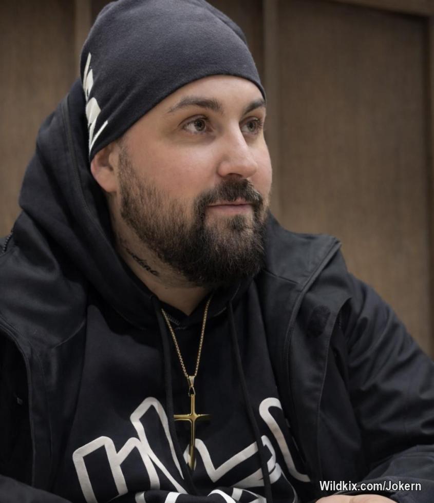 Missbruket smyger sig inte alltid på. Ibland slår det ner som ett slag i bröstet. Först är det en flykt, en paus från tankarna, ett sätt att stå ut med dagarna. Sen blir det en vana. Och till slut blir det ett behov som äter upp allt annat. Relationer, drömmar, självkänsla allt mals ner tills det bara finns ett tomt skal kvar som jagar nästa rus.

Med missbruket kom kriminaliteten. Inte alltid för att jag ville, utan för att jag trodde att jag var tvungen. När beroendet tog över fanns det inga gränser kvar, inga moraliska riktlinjer som höll. Det som en gång kändes fel blev nödvändigt. Små brott blev större. Lögner blev vardag. När jag såg mig själv i spegeln kände jag inte igen blicken som stirrade tillbaka. Den var hårdare. Kallare. Tommare.

Kriminaliteten födde hat. Hat mot samhället som dömde men aldrig förstod. Hat mot människor som “klarade sig”, som hade något att falla tillbaka på. Men värst av allt var hatet mot mig själv. Varje gång jag lovade att sluta och ändå föll tillbaka växte det där inre föraktet. Jag började tro att jag inte förtjänade något bättre. Att det här var allt jag var.

Hatet spillde över i allt. I hur jag pratade. Hur jag gick. Hur jag reagerade. En ständig beredskap, som om världen alltid var på väg att attackera. Tilliten försvann. Kärlek kändes farligt. Närhet blev ett hot. Så jag stängde av. Byggde murar. Blev hård för att överleva.

Men under allt detta  missbruket, kriminaliteten, hatet fanns samma sak: smärta. Obehandlad, osedd, nedtryckt. Trauman som aldrig fick ord. Sorg som aldrig fick tid. Ilska som aldrig fick ett utlopp som inte förstörde. Missbruket blev medicinen, kriminaliteten blev konsekvensen, hatet blev skyddet.

Till slut tog det mig till en plats jag aldrig trodde jag skulle hamna på.
Rättspsykiatrin i Växjö.

Där stannade tiden på ett sätt. Dörrar som låstes. Rutiner som tog över. Dagar av tystnad, ångest och eftertanke. Det var inte bara en institution det var en spegel. Där fanns inget att fly ifrån. Bara jag själv, mina handlingar och konsekvenserna av dem.

Rättspsyk i Växjö är en del av min historia.
Men det är inte jag.

Det var en plats där något i mig bröts ner men också där något började byggas upp. Sakta. Smärtsamt. Ärligt. Jag tvingades se mig själv utan ursäkter. Erkänna det jag gjort. Känna det jag flytt ifrån.

Det svåraste var inte att sluta använda. Det svåraste var att möta mig själv när dimman började lätta. Att stå kvar i känslor jag flytt ifrån i åratal. Att ta ansvar utan att drunkna i skuld. Att våga tro att jag var mer än mina värsta handlingar.

Jag försökte klara mig själv. Vara stark. Ha kontroll. Men till slut fanns det ingenting kvar att hålla fast vid. Alla vägar jag gått ledde bara djupare ner. När stoltheten var borta och jag inte längre litade på mig själv, återstod bara en sanning:

Jesus var min enda utväg.

Han mötte mig inte när jag var hel.
Han mötte mig när jag var trasig.

Inte med krav. Inte med dom.
Utan med nåd.

Jag hade inga vackra böner. Inga rätta ord. Bara ett rop från djupet av mig själv: hjälp mig. Och det räckte. Jesus var inte rädd för mitt förflutna. Inte för min ilska. Inte för mina misslyckanden. Han såg allt och stannade ändå.

När jag började resa mig, sakta men säkert, gjorde Gud något jag aldrig trodde var möjligt. Han satte en människa i mitt liv som såg mig inte som jag varit, utan som jag kunde bli.

Jag träffade Ewelina.

En underbar kvinna med tålamod, styrka och kärlek som inte krävde perfektion. Hon såg min historia, mina sår, mitt bagage och valde ändå att stanna. Med henne lärde jag mig att kärlek inte behöver vara rädsla, kontroll eller kamp. Att trygghet finns. Att tillit går att bygga.

Tillsammans fick vi växa. Läka. Bygga något nytt på en grund av ärlighet, tro och förlåtelse. Och en dag stod vi där och sa ja till varandra. Inte för att vi var utan sår, utan för att vi valde varandra och Gud mitt i livet.

Rättspsykiatrin i Växjö ligger bakom mig nu.
Det är en historia bakom mina vägar.
Inte min framtid.
Inte min identitet.

Idag står jag inte här för att jag är starkare än andra.
Jag står här för att jag inte längre står ensam.

Jesus gick före mig in i mörkret
och ledde mig ut i ljuset.

Och nu går jag vidare 
med min fru vid min sida,
med tron i hjärtat,
med friheten som gåva.

Jag är hållen.
Jag är förlåten.
Jag är fri.