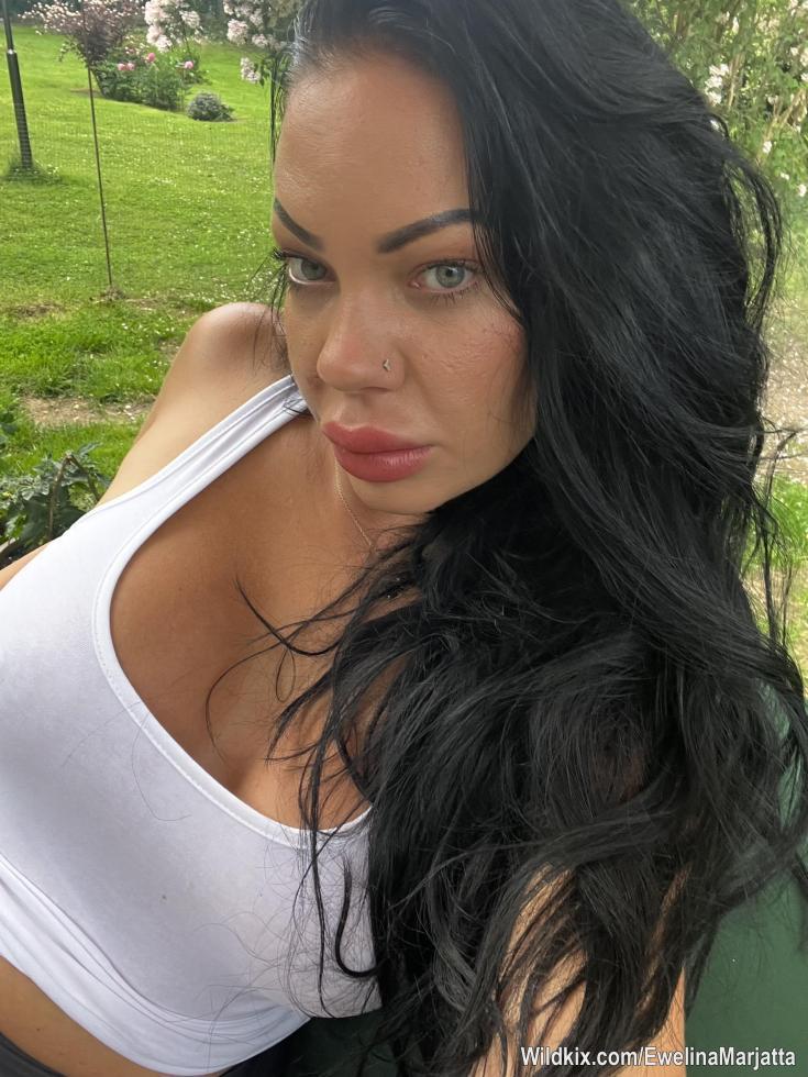 Gnäll inte om att du är ny eller etablerad bloggare på en ny sajt.

Följare med pengar kommer inte springande in till din blogg med 3 inlägg bara för att du skriver: “Ny här, vad vill ni se?” Det är inte så det fungerar.

Lägg av och leverera istället, sluta vara lat och tro att du är någon magisk koskit som flugorna automatiskt dras till.
Jag har tusentals flugor tack ❤️😈

Du är inte ett dugg speciell i mängden om du inte ser till att vara det. 
Den mängden består av miljontals bloggare. Det som gör dig intressant är inte att du finns för det är att du är dig själv, visar personlighet och bevisar att du är här för att stanna.

Förtroende tar tid att bygga. Följare behöver tid för att lära känna dig. Attraktion tar tid att skapa.

Folk följer personligheten inte FITTHÅLET.

Klaga aldrig på plattformen när resultaten uteblir, för är du bra kommer folk att märka det.
Är du kass kommer folk också att märka det.

Så enkelt är det.